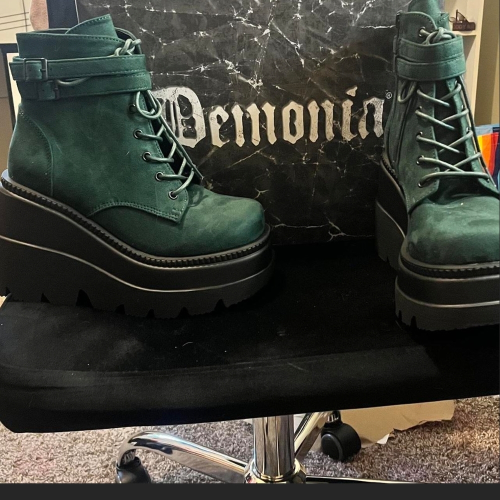 Demonia  Green Suede Platform Lace-Up Ankle Boots. 8